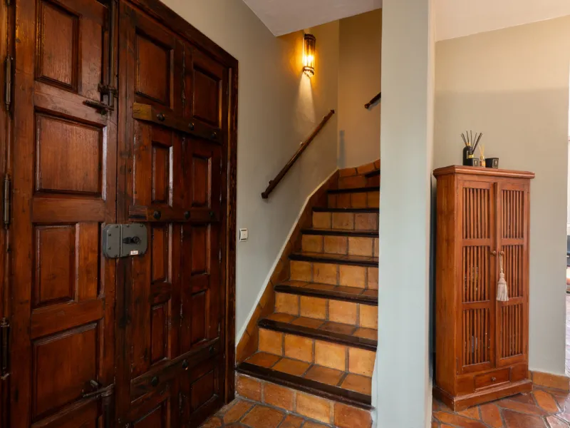 Tucked away in the enchanting and prestigious enclave of Lomas del Marbella Club Pueblo less than a kilometer from Marbella's golden coastline. This tastefully renovated 3-bedroom townhouse blends timeless Andalusian aesthetics with modern-day comfort. Pi