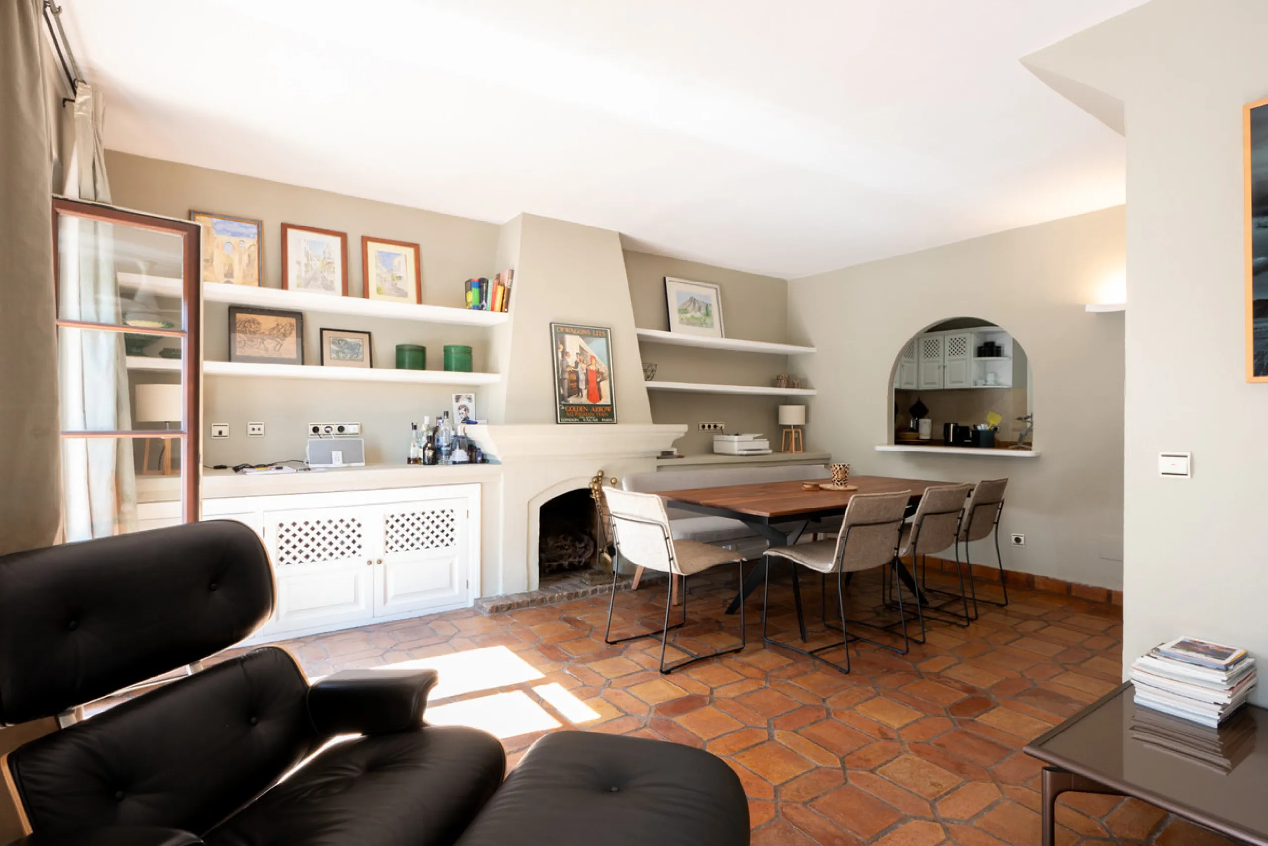 Tucked away in the enchanting and prestigious enclave of Lomas del Marbella Club Pueblo less than a kilometer from Marbella's golden coastline. This tastefully renovated 3-bedroom townhouse blends timeless Andalusian aesthetics with modern-day comfort. Pi