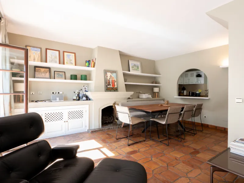 Tucked away in the enchanting and prestigious enclave of Lomas del Marbella Club Pueblo less than a kilometer from Marbella's golden coastline. This tastefully renovated 3-bedroom townhouse blends timeless Andalusian aesthetics with modern-day comfort. Pi