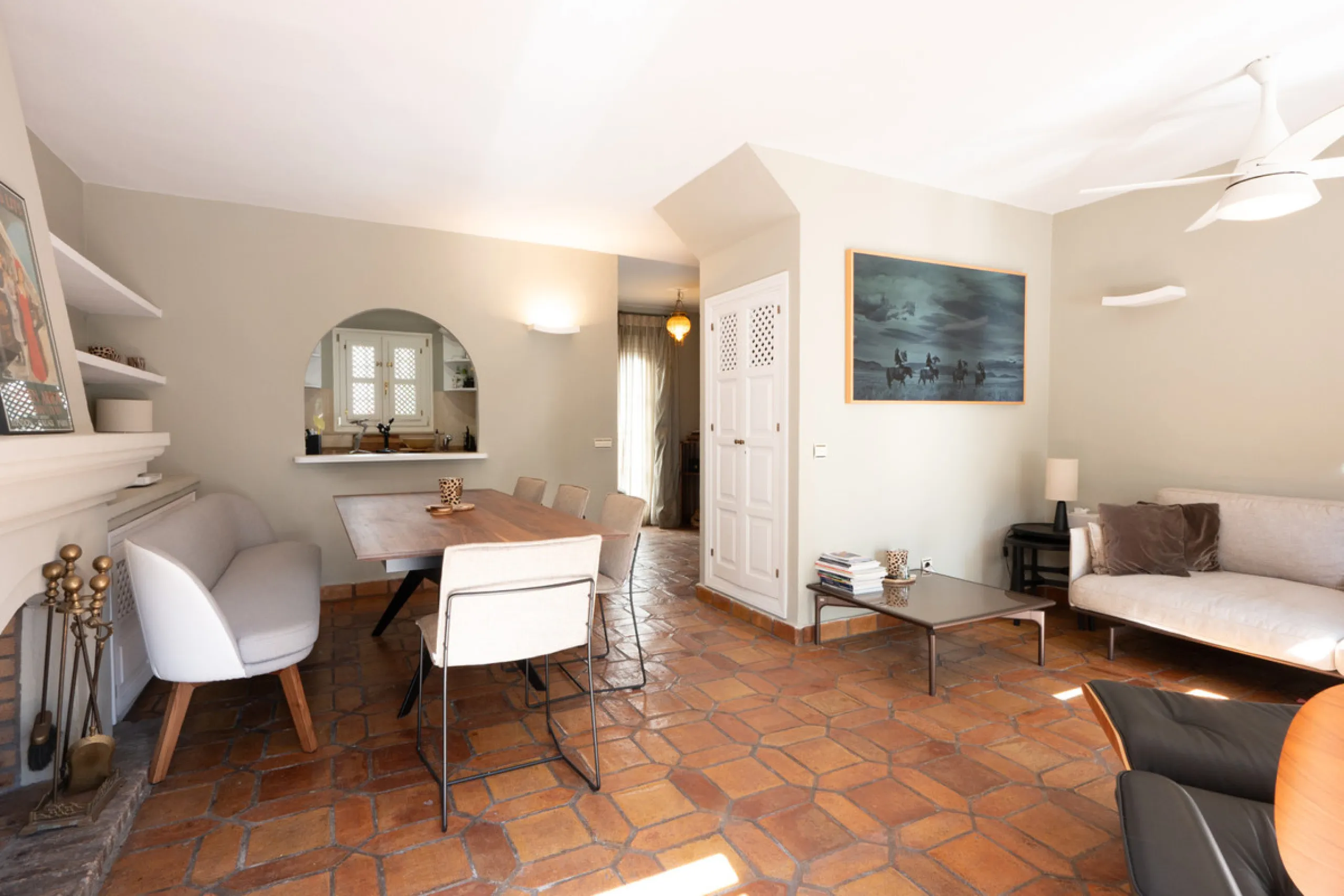 Tucked away in the enchanting and prestigious enclave of Lomas del Marbella Club Pueblo less than a kilometer from Marbella's golden coastline. This tastefully renovated 3-bedroom townhouse blends timeless Andalusian aesthetics with modern-day comfort. Pi