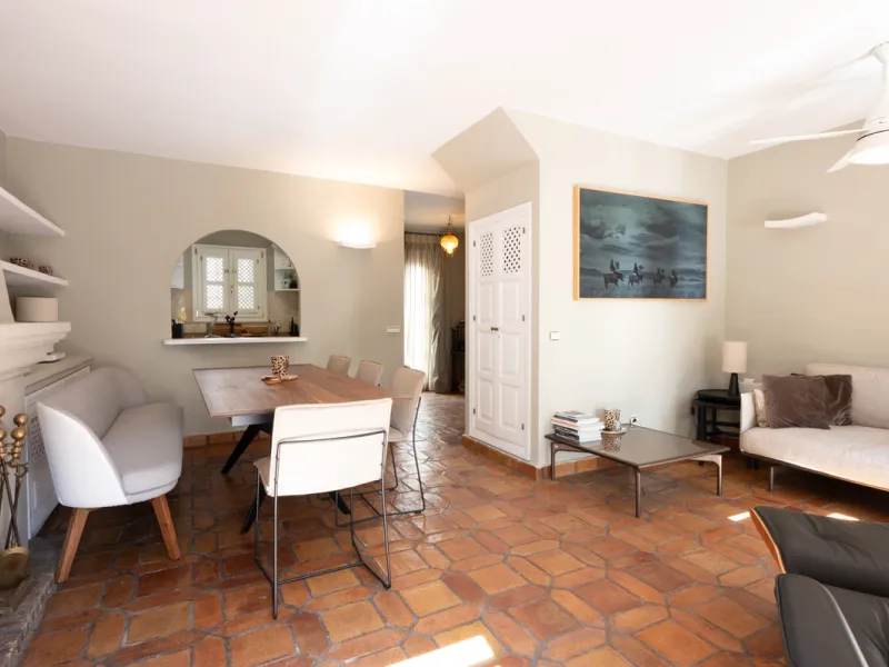 Tucked away in the enchanting and prestigious enclave of Lomas del Marbella Club Pueblo less than a kilometer from Marbella's golden coastline. This tastefully renovated 3-bedroom townhouse blends timeless Andalusian aesthetics with modern-day comfort. Pi
