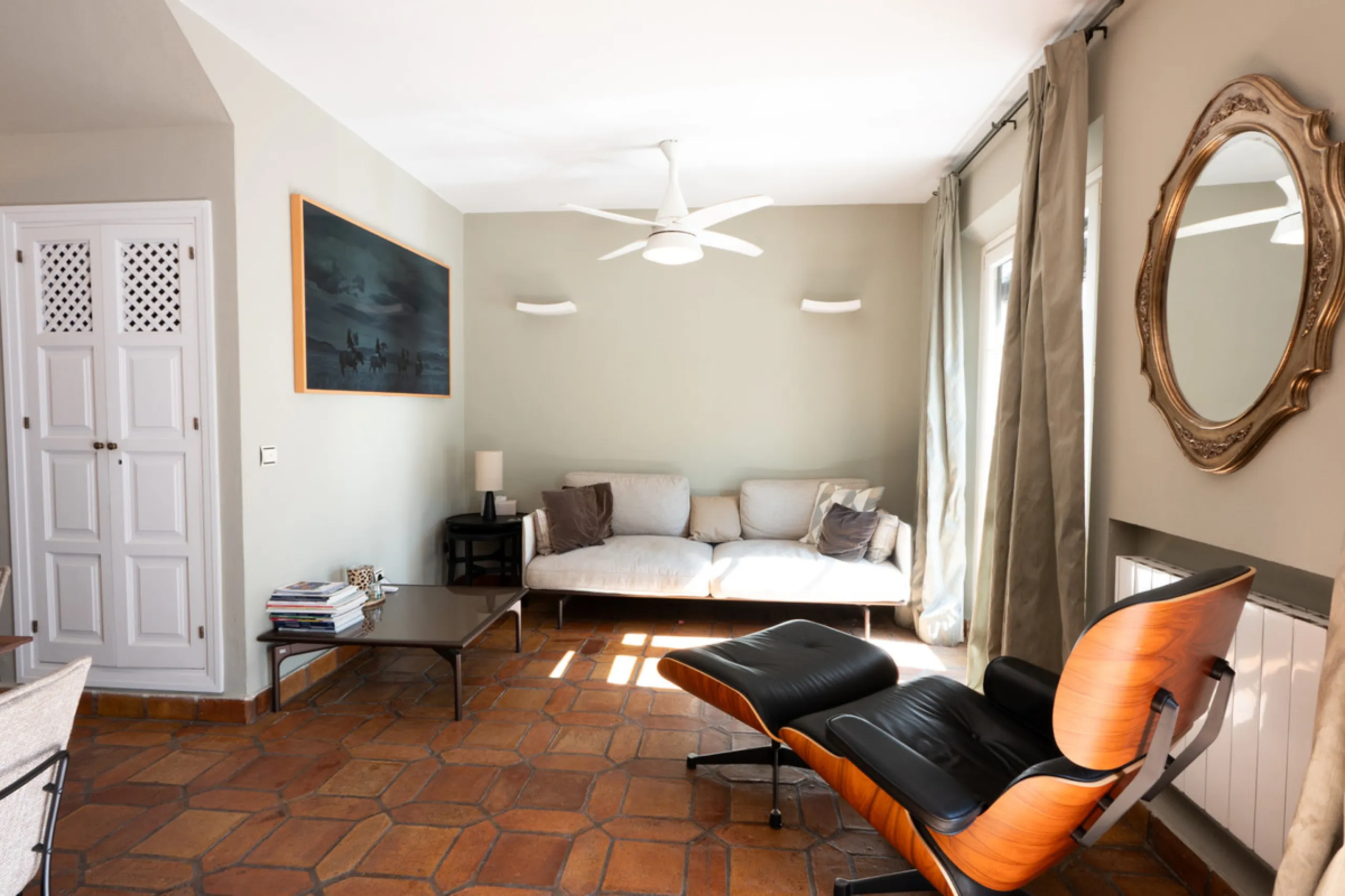 Tucked away in the enchanting and prestigious enclave of Lomas del Marbella Club Pueblo less than a kilometer from Marbella's golden coastline. This tastefully renovated 3-bedroom townhouse blends timeless Andalusian aesthetics with modern-day comfort. Pi