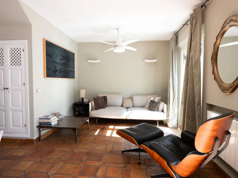 Tucked away in the enchanting and prestigious enclave of Lomas del Marbella Club Pueblo less than a kilometer from Marbella's golden coastline. This tastefully renovated 3-bedroom townhouse blends timeless Andalusian aesthetics with modern-day comfort. Pi