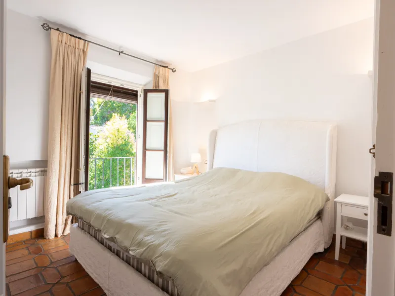 Tucked away in the enchanting and prestigious enclave of Lomas del Marbella Club Pueblo less than a kilometer from Marbella's golden coastline. This tastefully renovated 3-bedroom townhouse blends timeless Andalusian aesthetics with modern-day comfort. Pi