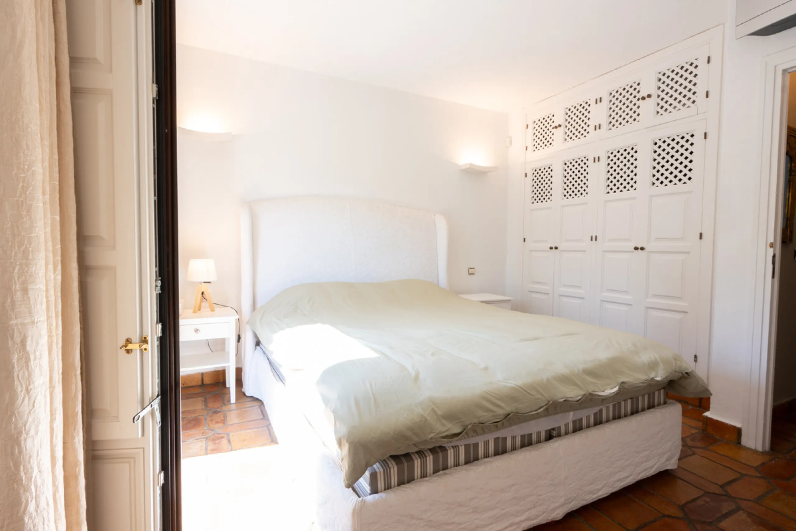 Tucked away in the enchanting and prestigious enclave of Lomas del Marbella Club Pueblo less than a kilometer from Marbella's golden coastline. This tastefully renovated 3-bedroom townhouse blends timeless Andalusian aesthetics with modern-day comfort. Pi