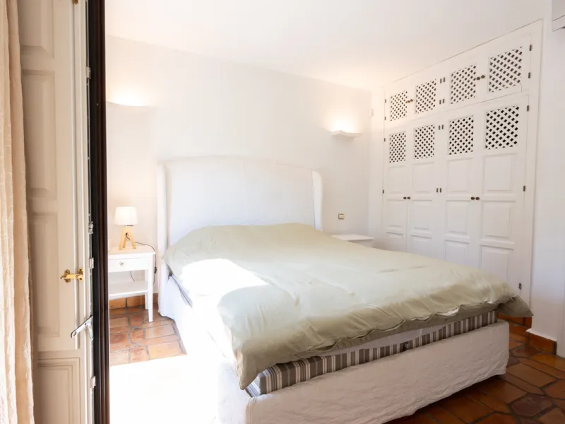 Tucked away in the enchanting and prestigious enclave of Lomas del Marbella Club Pueblo less than a kilometer from Marbella's golden coastline. This tastefully renovated 3-bedroom townhouse blends timeless Andalusian aesthetics with modern-day comfort. Pi