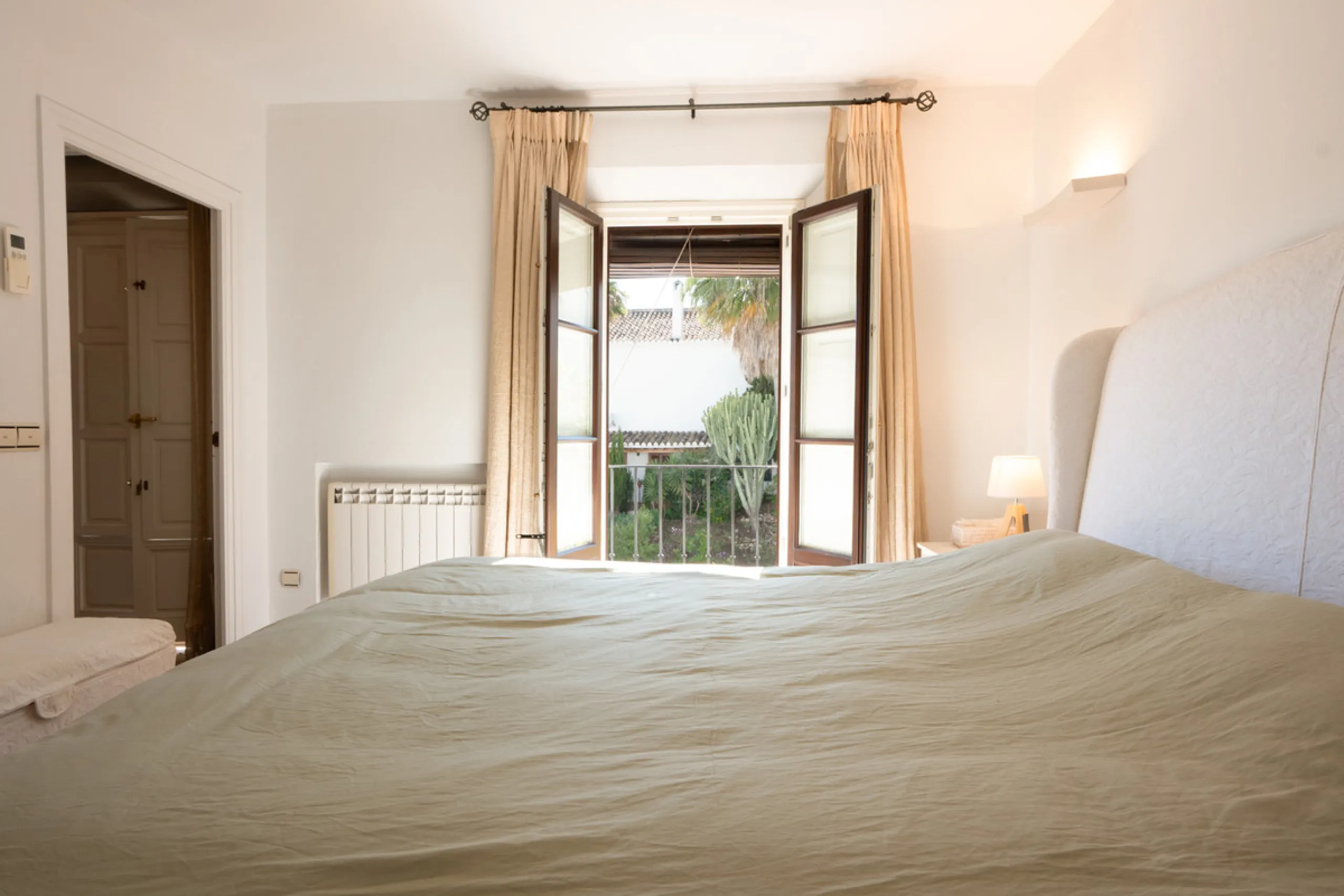 Tucked away in the enchanting and prestigious enclave of Lomas del Marbella Club Pueblo less than a kilometer from Marbella's golden coastline. This tastefully renovated 3-bedroom townhouse blends timeless Andalusian aesthetics with modern-day comfort. Pi