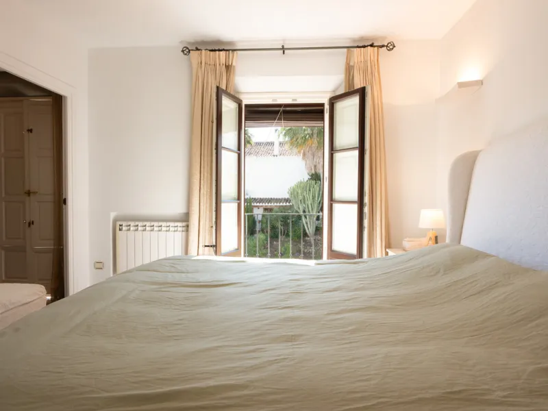 Tucked away in the enchanting and prestigious enclave of Lomas del Marbella Club Pueblo less than a kilometer from Marbella's golden coastline. This tastefully renovated 3-bedroom townhouse blends timeless Andalusian aesthetics with modern-day comfort. Pi