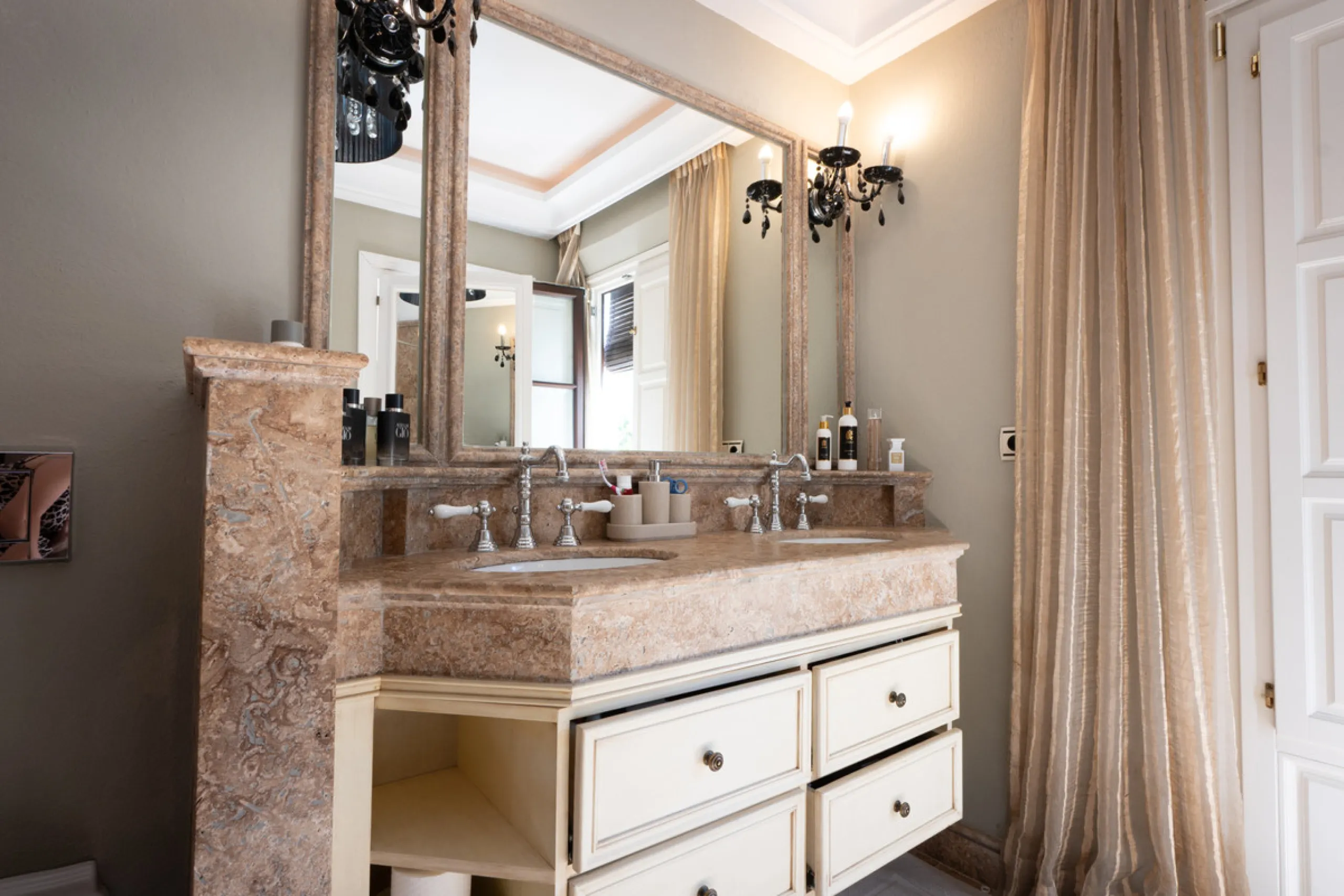 Tucked away in the enchanting and prestigious enclave of Lomas del Marbella Club Pueblo less than a kilometer from Marbella's golden coastline. This tastefully renovated 3-bedroom townhouse blends timeless Andalusian aesthetics with modern-day comfort. Pi
