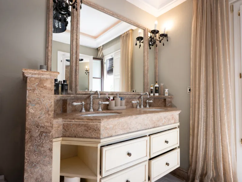 Tucked away in the enchanting and prestigious enclave of Lomas del Marbella Club Pueblo less than a kilometer from Marbella's golden coastline. This tastefully renovated 3-bedroom townhouse blends timeless Andalusian aesthetics with modern-day comfort. Pi