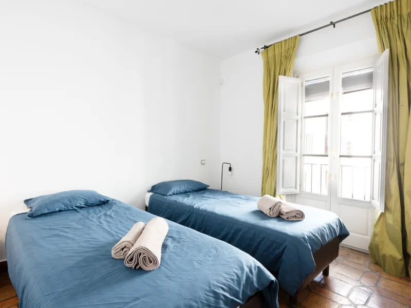 Tucked away in the enchanting and prestigious enclave of Lomas del Marbella Club Pueblo less than a kilometer from Marbella's golden coastline. This tastefully renovated 3-bedroom townhouse blends timeless Andalusian aesthetics with modern-day comfort. Pi