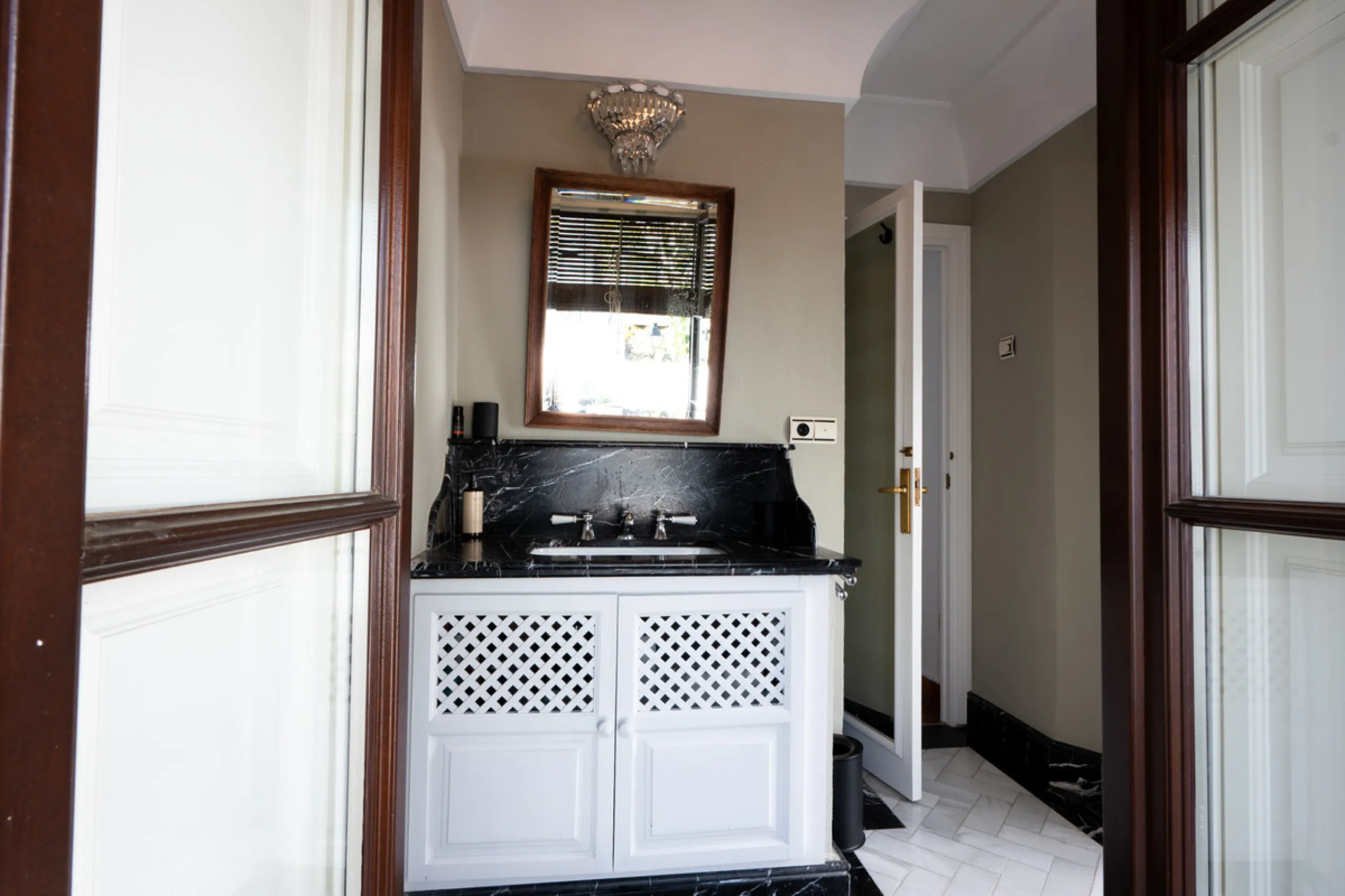 Tucked away in the enchanting and prestigious enclave of Lomas del Marbella Club Pueblo less than a kilometer from Marbella's golden coastline. This tastefully renovated 3-bedroom townhouse blends timeless Andalusian aesthetics with modern-day comfort. Pi