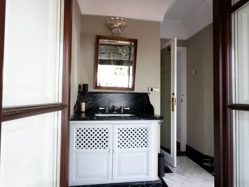 Tucked away in the enchanting and prestigious enclave of Lomas del Marbella Club Pueblo less than a kilometer from Marbella's golden coastline. This tastefully renovated 3-bedroom townhouse blends timeless Andalusian aesthetics with modern-day comfort. Pi