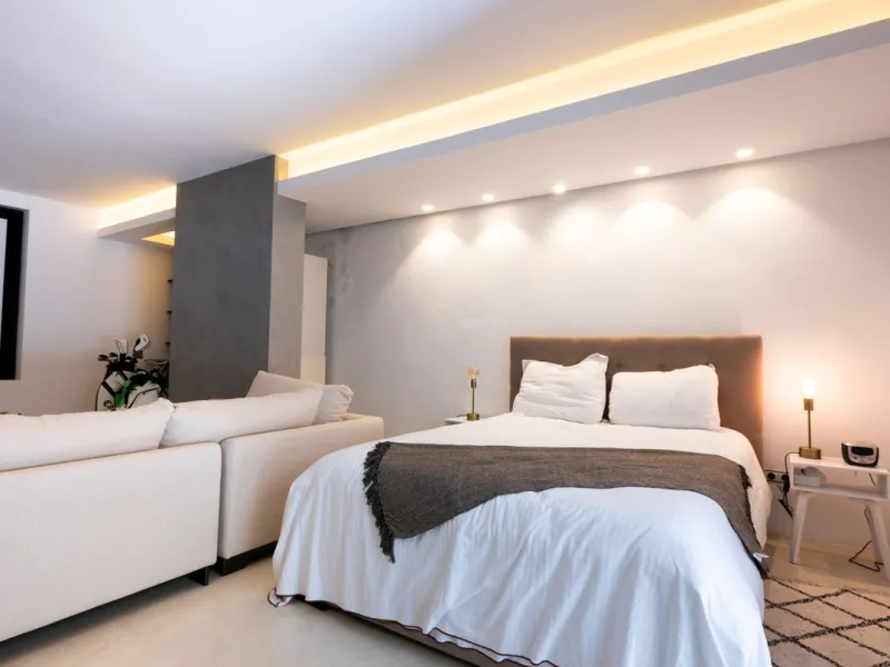 Tucked away in the enchanting and prestigious enclave of Lomas del Marbella Club Pueblo less than a kilometer from Marbella's golden coastline. This tastefully renovated 3-bedroom townhouse blends timeless Andalusian aesthetics with modern-day comfort. Pi