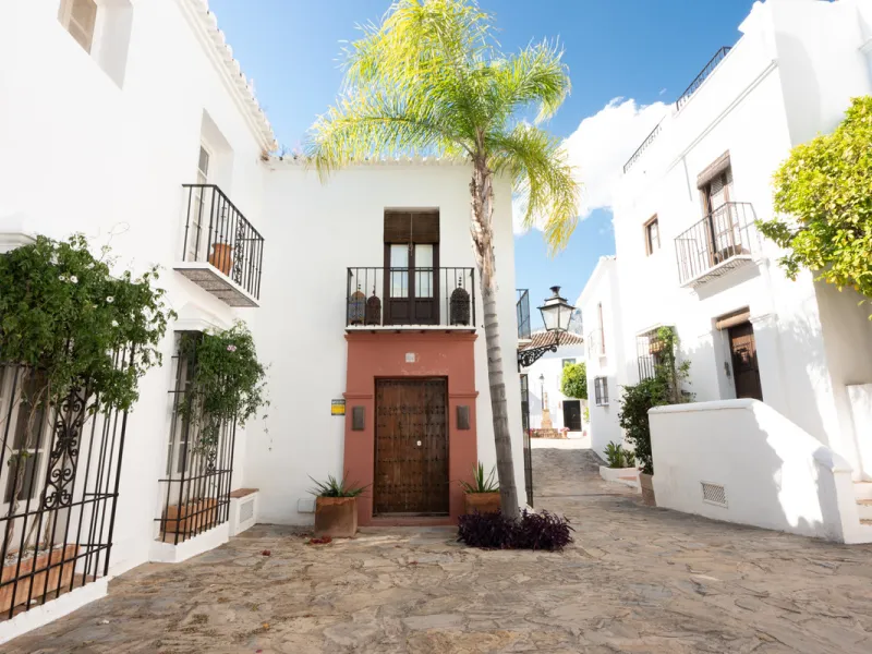 Tucked away in the enchanting and prestigious enclave of Lomas del Marbella Club Pueblo less than a kilometer from Marbella's golden coastline. This tastefully renovated 3-bedroom townhouse blends timeless Andalusian aesthetics with modern-day comfort. Pi