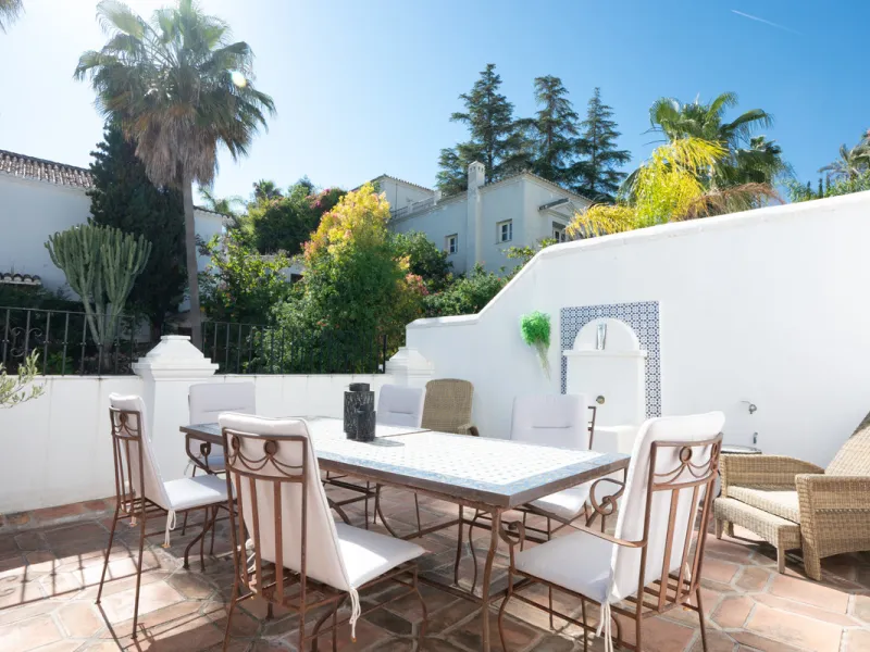 Tucked away in the enchanting and prestigious enclave of Lomas del Marbella Club Pueblo less than a kilometer from Marbella's golden coastline. This tastefully renovated 3-bedroom townhouse blends timeless Andalusian aesthetics with modern-day comfort. Pi