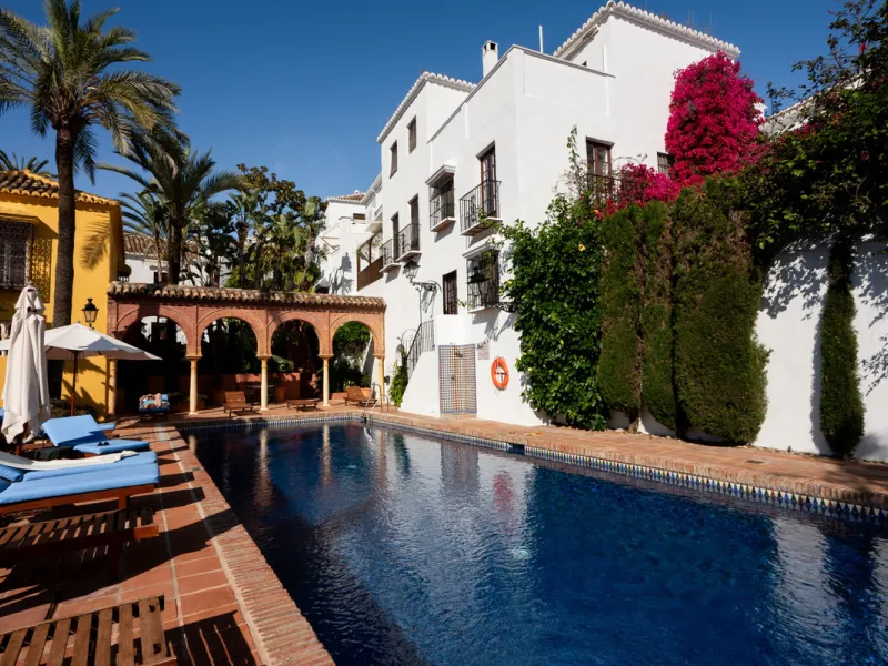 Tucked away in the enchanting and prestigious enclave of Lomas del Marbella Club Pueblo less than a kilometer from Marbella's golden coastline. This tastefully renovated 3-bedroom townhouse blends timeless Andalusian aesthetics with modern-day comfort. Pi