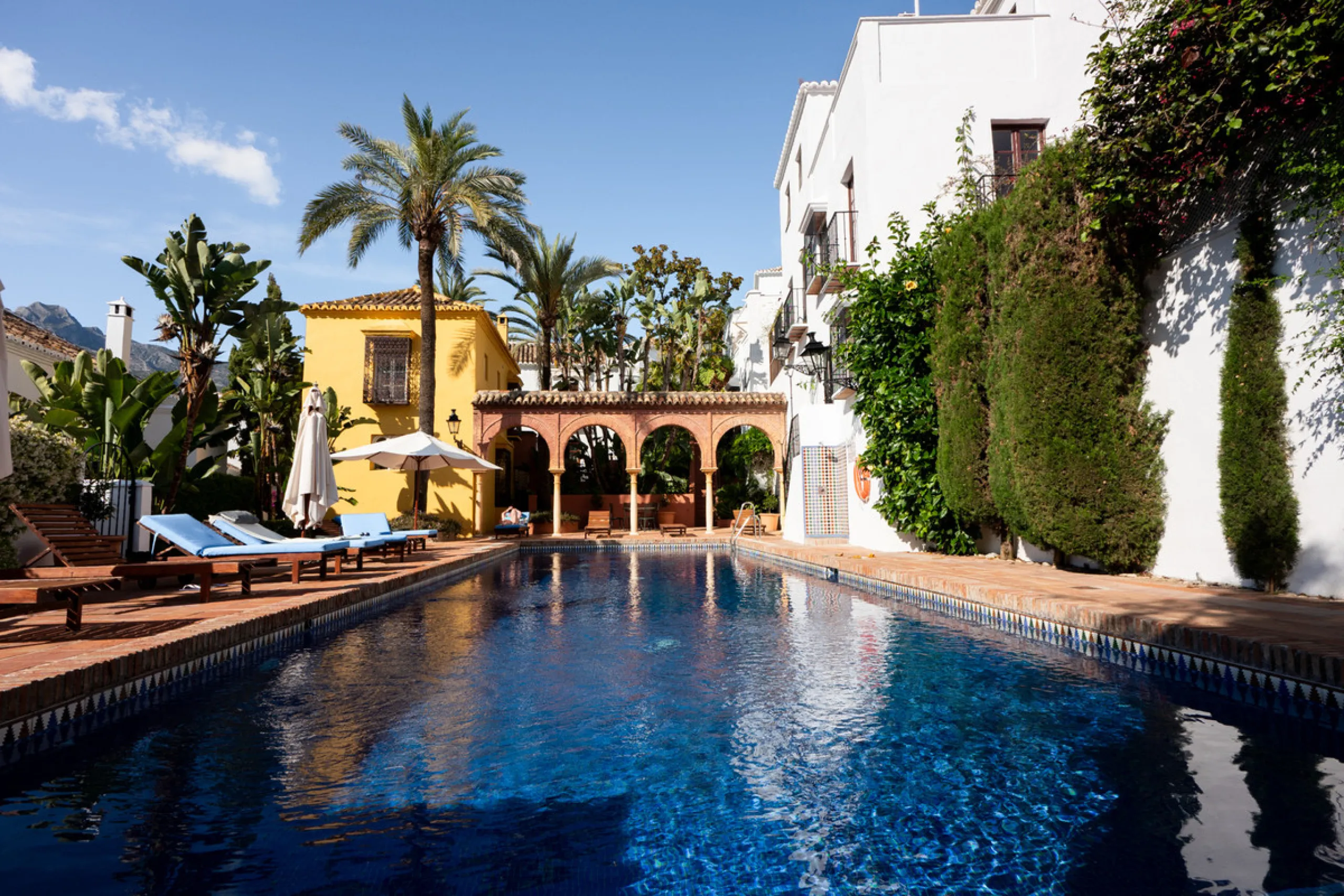 Tucked away in the enchanting and prestigious enclave of Lomas del Marbella Club Pueblo less than a kilometer from Marbella's golden coastline. This tastefully renovated 3-bedroom townhouse blends timeless Andalusian aesthetics with modern-day comfort. Pi