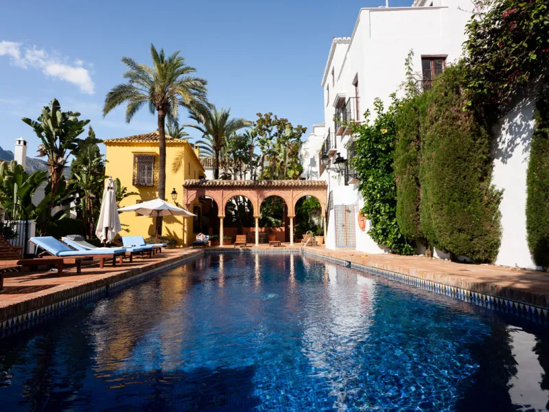 Tucked away in the enchanting and prestigious enclave of Lomas del Marbella Club Pueblo less than a kilometer from Marbella's golden coastline. This tastefully renovated 3-bedroom townhouse blends timeless Andalusian aesthetics with modern-day comfort. Pi