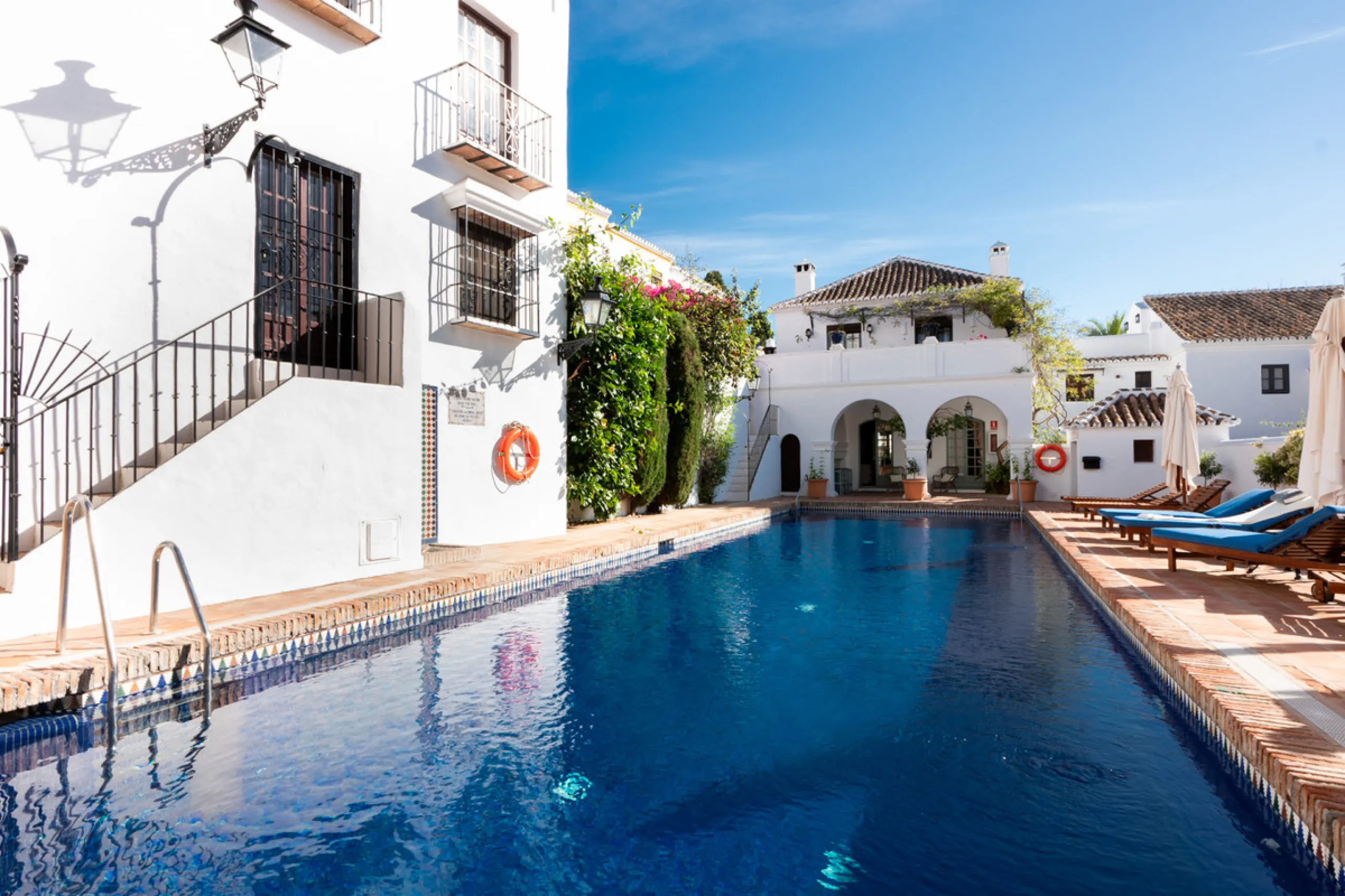 Tucked away in the enchanting and prestigious enclave of Lomas del Marbella Club Pueblo less than a kilometer from Marbella's golden coastline. This tastefully renovated 3-bedroom townhouse blends timeless Andalusian aesthetics with modern-day comfort. Pi