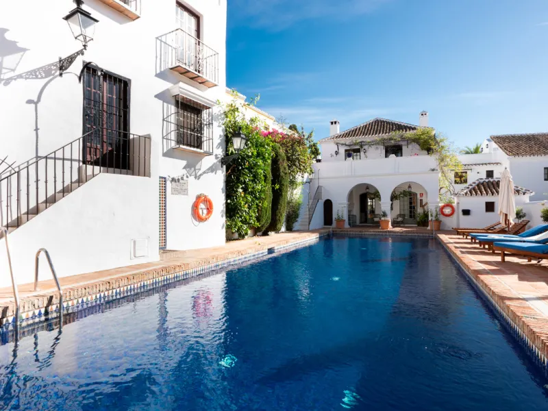 Tucked away in the enchanting and prestigious enclave of Lomas del Marbella Club Pueblo less than a kilometer from Marbella's golden coastline. This tastefully renovated 3-bedroom townhouse blends timeless Andalusian aesthetics with modern-day comfort. Pi