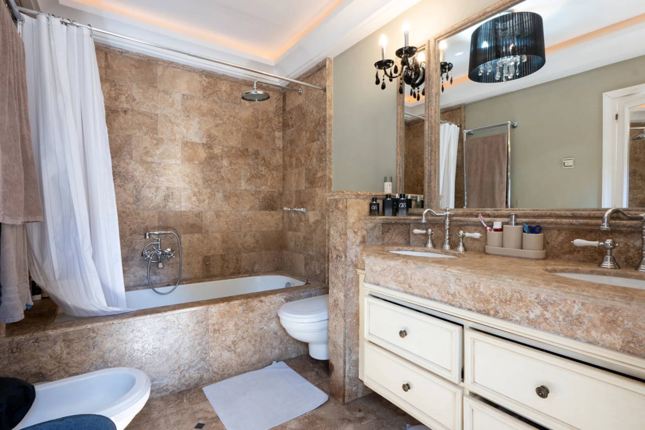 Tucked away in the enchanting and prestigious enclave of Lomas del Marbella Club Pueblo less than a kilometer from Marbella's golden coastline. This tastefully renovated 3-bedroom townhouse blends timeless Andalusian aesthetics with modern-day comfort. Pi