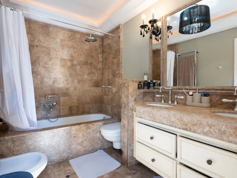 Tucked away in the enchanting and prestigious enclave of Lomas del Marbella Club Pueblo less than a kilometer from Marbella's golden coastline. This tastefully renovated 3-bedroom townhouse blends timeless Andalusian aesthetics with modern-day comfort. Pi
