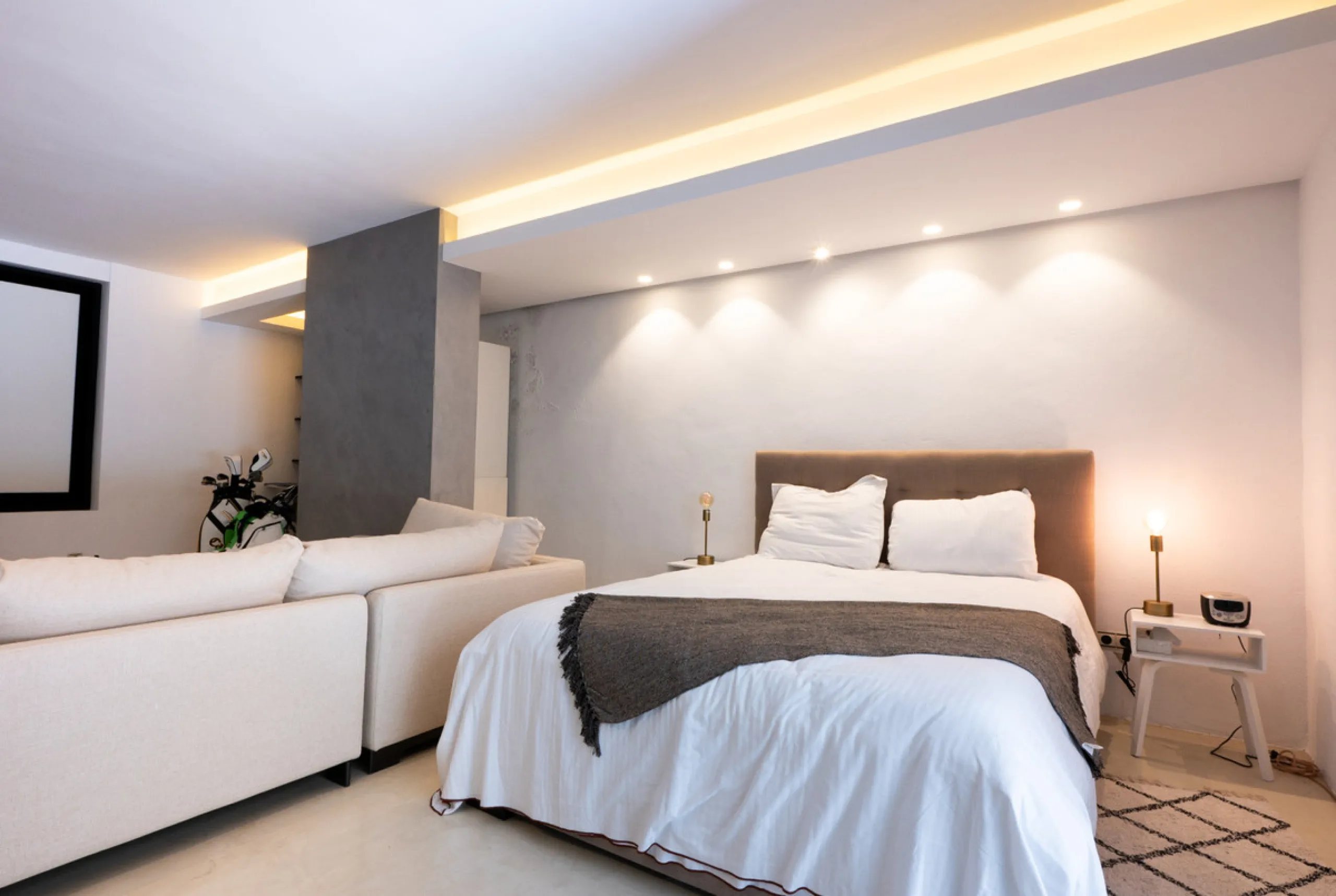 Tucked away in the enchanting and prestigious enclave of Lomas del Marbella Club Pueblo less than a kilometer from Marbella's golden coastline. This tastefully renovated 3-bedroom townhouse blends timeless Andalusian aesthetics with modern-day comfort. Pi