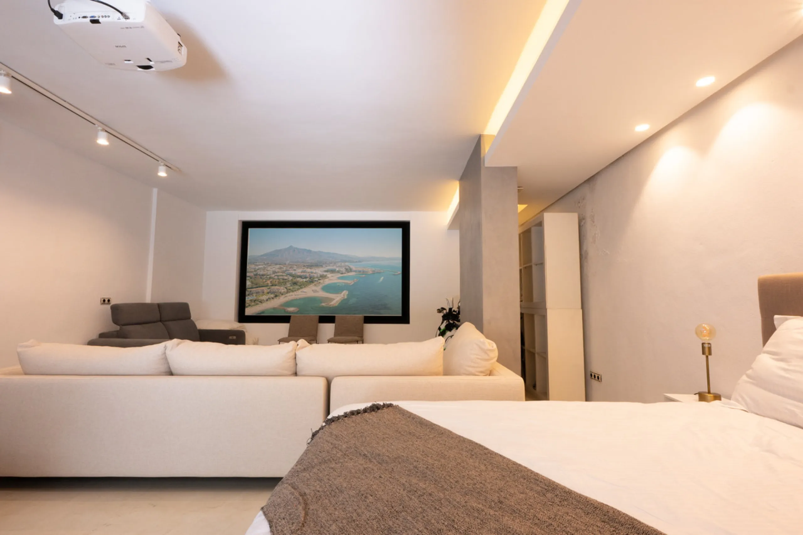 Tucked away in the enchanting and prestigious enclave of Lomas del Marbella Club Pueblo less than a kilometer from Marbella's golden coastline. This tastefully renovated 3-bedroom townhouse blends timeless Andalusian aesthetics with modern-day comfort. Pi
