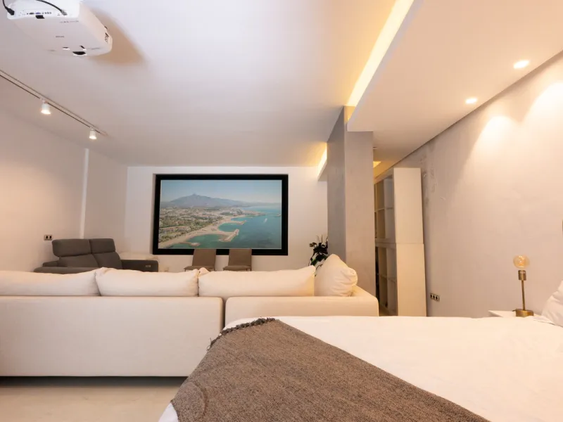 Tucked away in the enchanting and prestigious enclave of Lomas del Marbella Club Pueblo less than a kilometer from Marbella's golden coastline. This tastefully renovated 3-bedroom townhouse blends timeless Andalusian aesthetics with modern-day comfort. Pi