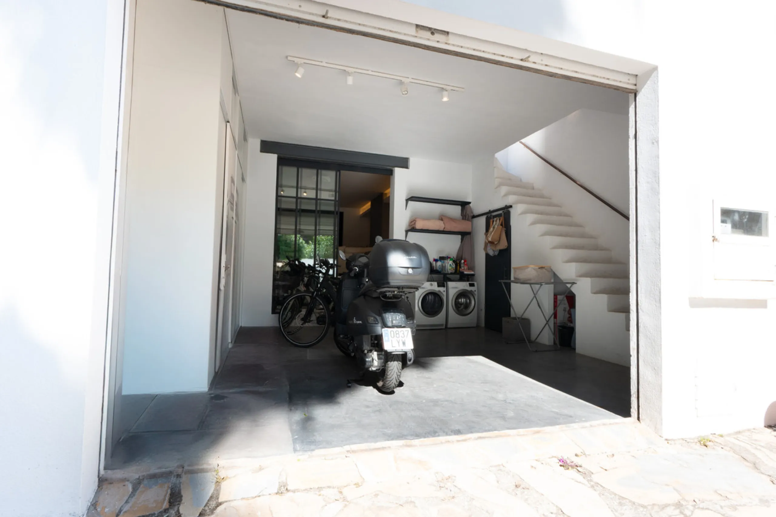 Tucked away in the enchanting and prestigious enclave of Lomas del Marbella Club Pueblo less than a kilometer from Marbella's golden coastline. This tastefully renovated 3-bedroom townhouse blends timeless Andalusian aesthetics with modern-day comfort. Pi