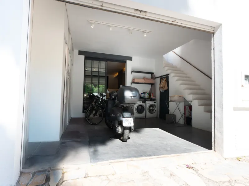 Tucked away in the enchanting and prestigious enclave of Lomas del Marbella Club Pueblo less than a kilometer from Marbella's golden coastline. This tastefully renovated 3-bedroom townhouse blends timeless Andalusian aesthetics with modern-day comfort. Pi