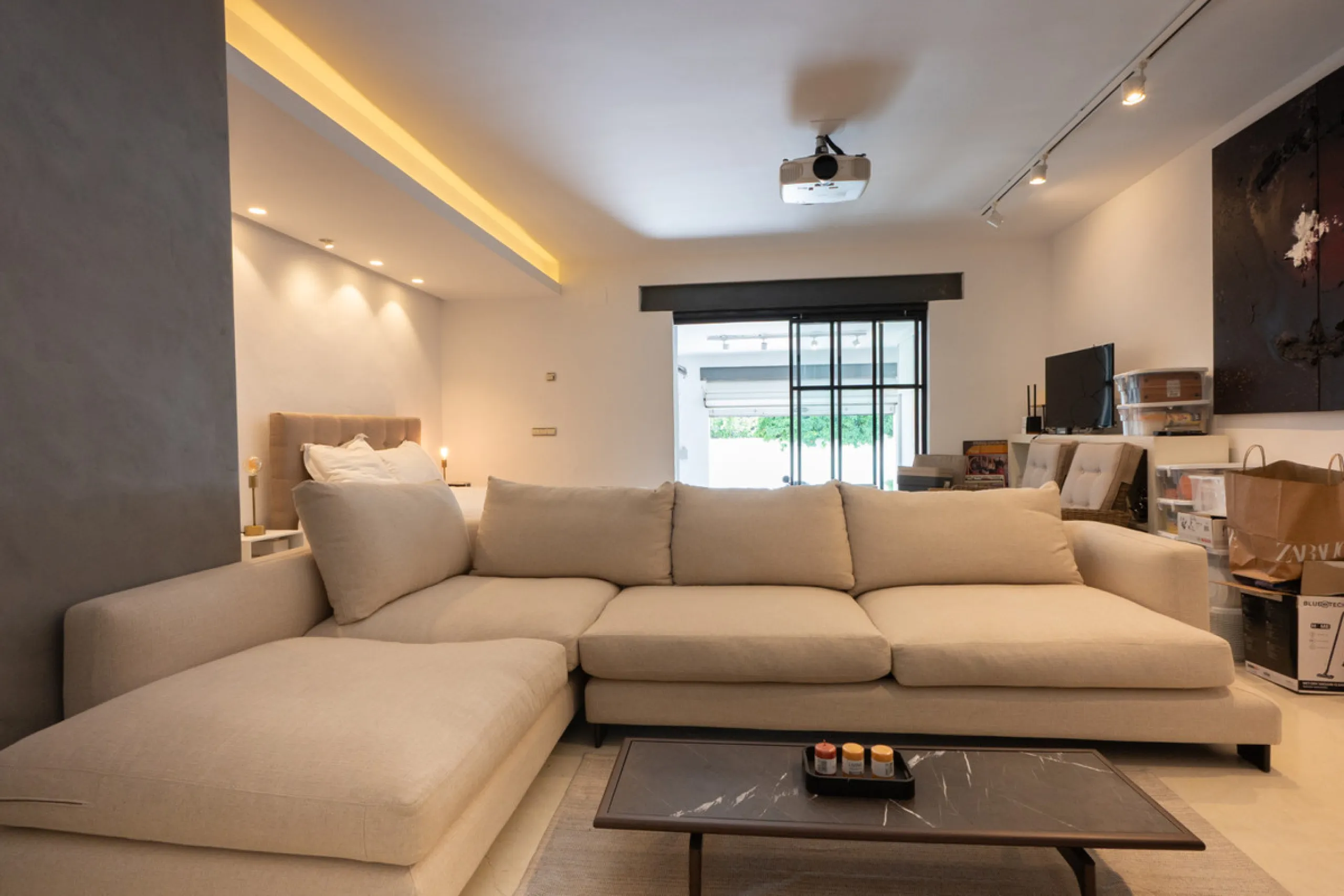 Tucked away in the enchanting and prestigious enclave of Lomas del Marbella Club Pueblo less than a kilometer from Marbella's golden coastline. This tastefully renovated 3-bedroom townhouse blends timeless Andalusian aesthetics with modern-day comfort. Pi
