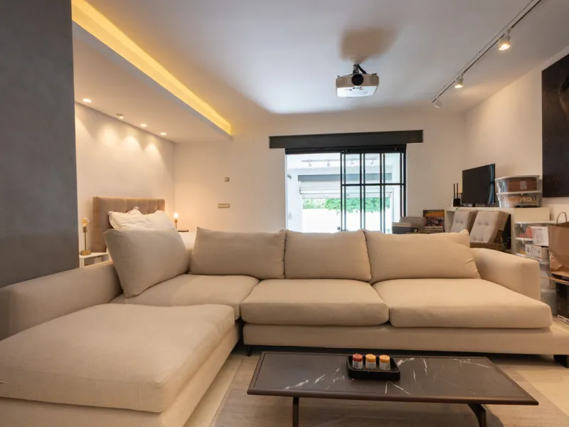 Tucked away in the enchanting and prestigious enclave of Lomas del Marbella Club Pueblo less than a kilometer from Marbella's golden coastline. This tastefully renovated 3-bedroom townhouse blends timeless Andalusian aesthetics with modern-day comfort. Pi