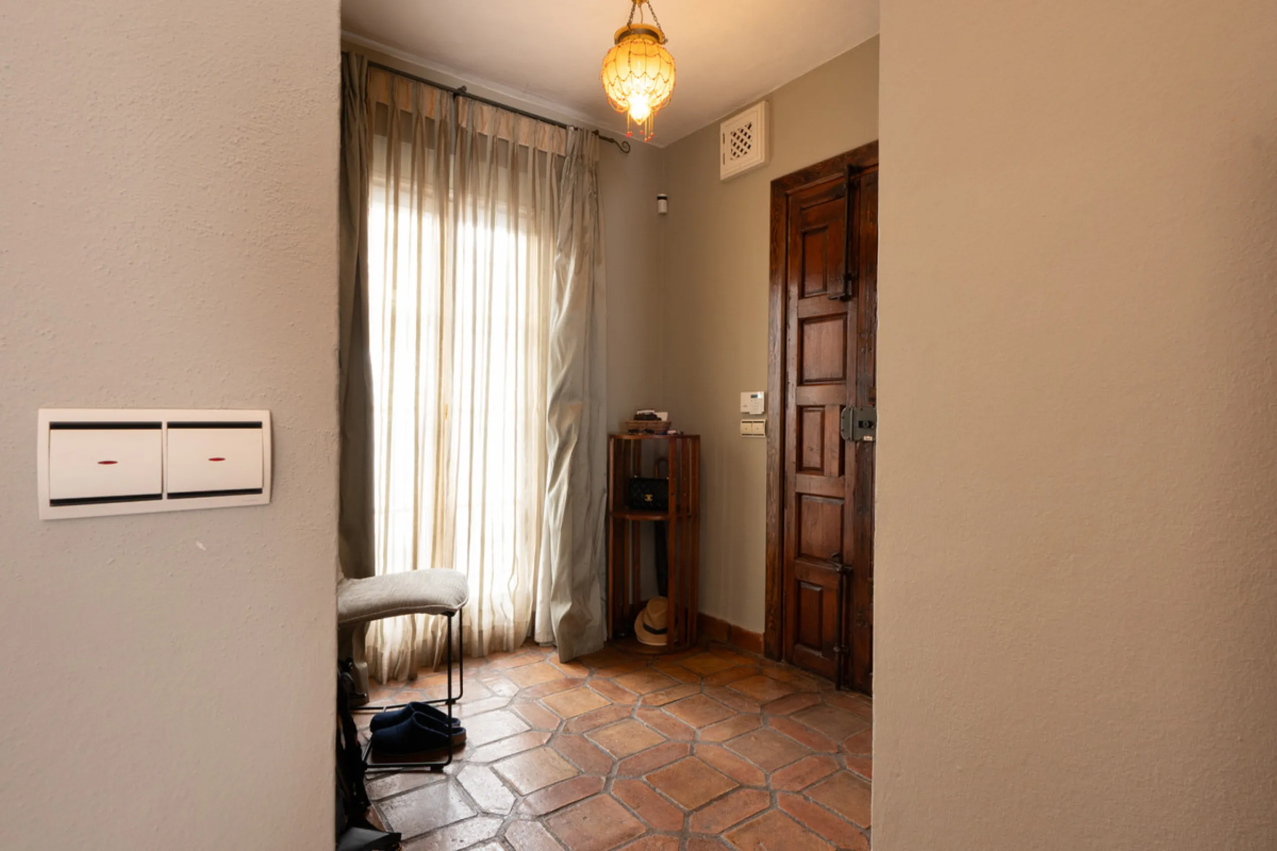 Tucked away in the enchanting and prestigious enclave of Lomas del Marbella Club Pueblo less than a kilometer from Marbella's golden coastline. This tastefully renovated 3-bedroom townhouse blends timeless Andalusian aesthetics with modern-day comfort. Pi