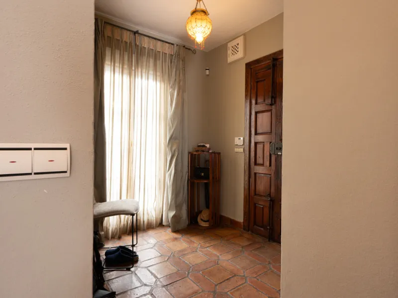 Tucked away in the enchanting and prestigious enclave of Lomas del Marbella Club Pueblo less than a kilometer from Marbella's golden coastline. This tastefully renovated 3-bedroom townhouse blends timeless Andalusian aesthetics with modern-day comfort. Pi
