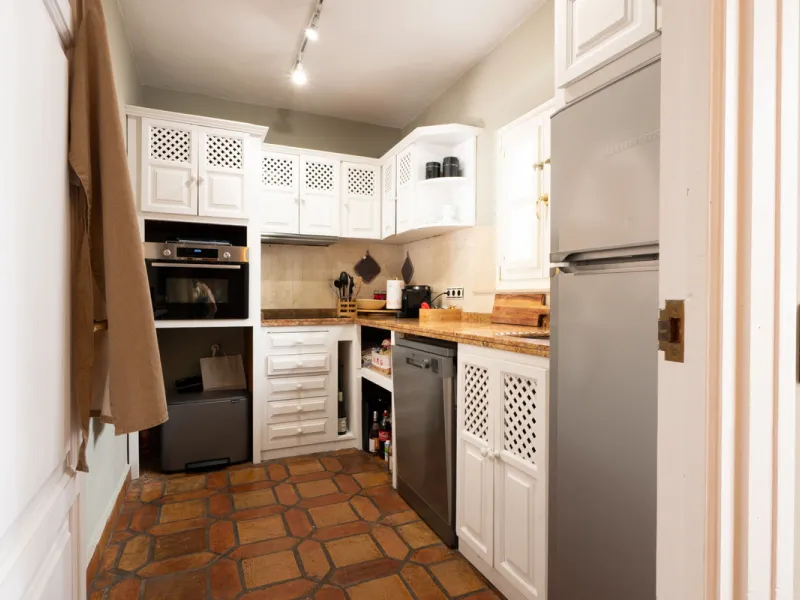 Tucked away in the enchanting and prestigious enclave of Lomas del Marbella Club Pueblo less than a kilometer from Marbella's golden coastline. This tastefully renovated 3-bedroom townhouse blends timeless Andalusian aesthetics with modern-day comfort. Pi