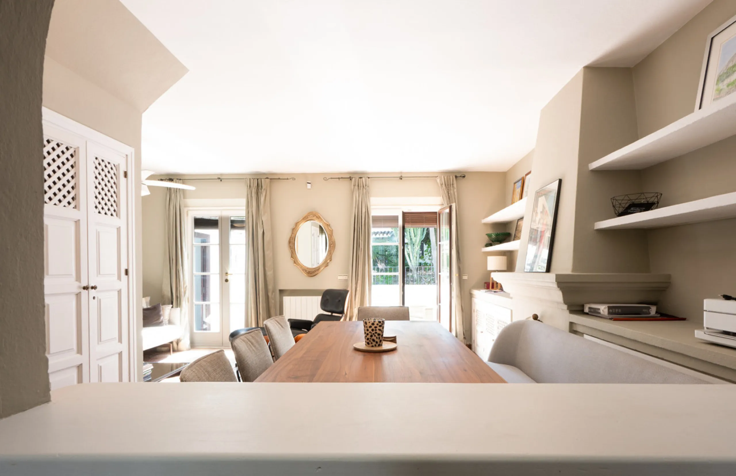 Tucked away in the enchanting and prestigious enclave of Lomas del Marbella Club Pueblo less than a kilometer from Marbella's golden coastline. This tastefully renovated 3-bedroom townhouse blends timeless Andalusian aesthetics with modern-day comfort. Pi