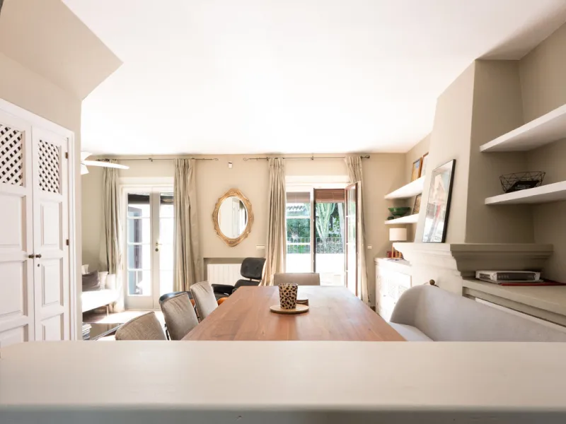 Tucked away in the enchanting and prestigious enclave of Lomas del Marbella Club Pueblo less than a kilometer from Marbella's golden coastline. This tastefully renovated 3-bedroom townhouse blends timeless Andalusian aesthetics with modern-day comfort. Pi