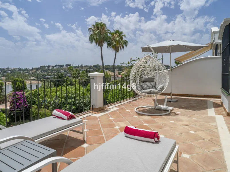 Discover this charming and unique townhouse for sale in Aloha, located within the exclusive gated community of Aloha Real in the heart of Nueva Andalucía, Marbella. Perfectly positioned along the sought-after Aloha Strip, this property offers walking dist