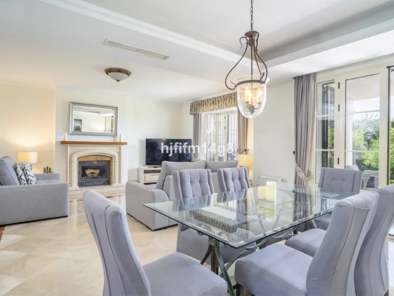 House - Townhouse в продаже в Marbella, Málaga. В доме 3 спален и 4 ванных комнат. Площадь дома 385 м². Площадь участка 178 м²