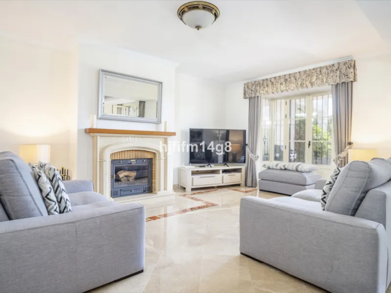 House - Townhouse в продаже в Marbella, Málaga. В доме 3 спален и 4 ванных комнат. Площадь дома 385 м². Площадь участка 178 м²