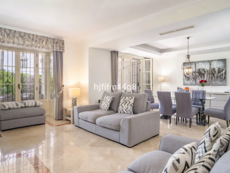 House - Townhouse в продаже в Marbella, Málaga. В доме 3 спален и 4 ванных комнат. Площадь дома 385 м². Площадь участка 178 м²