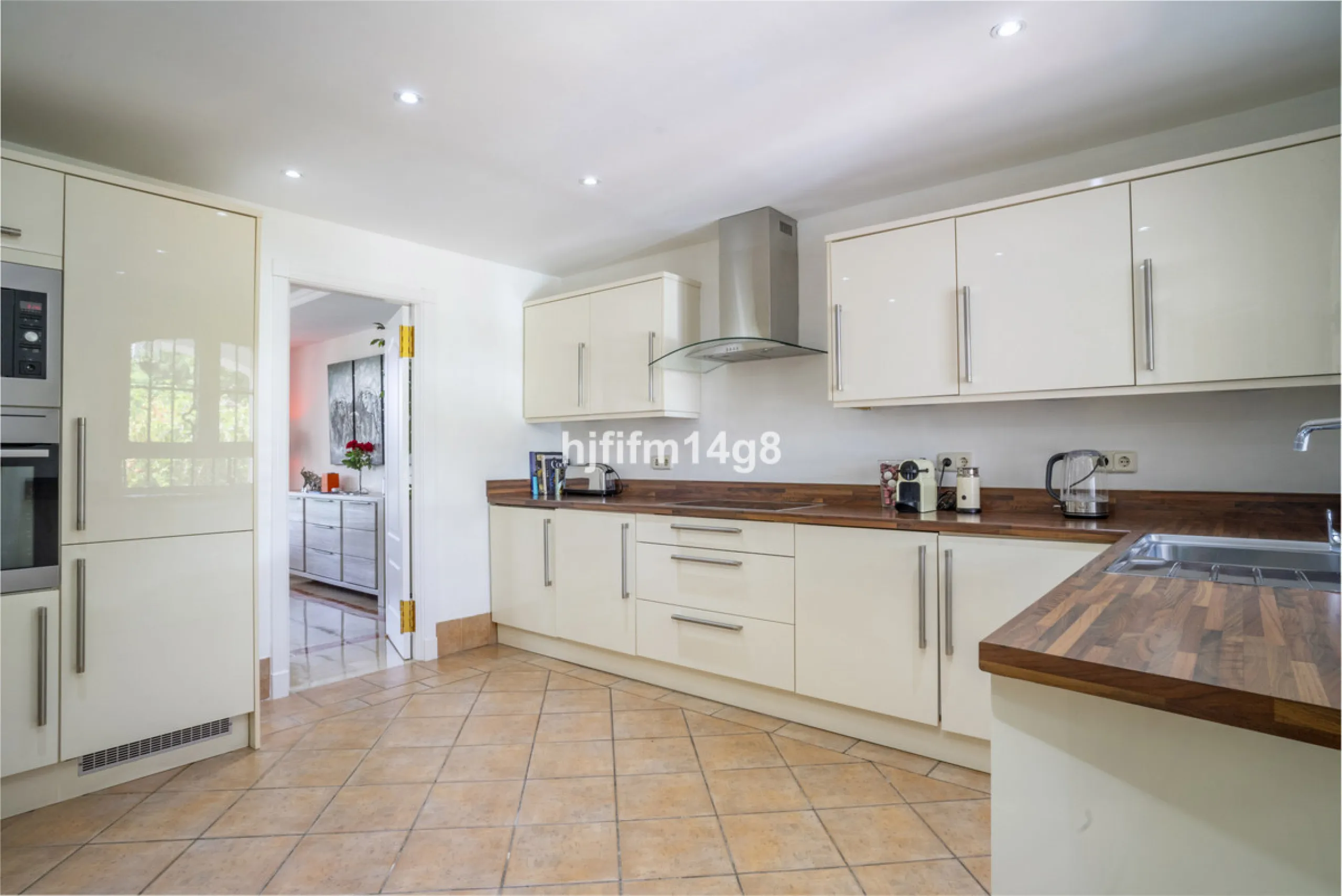House - Townhouse в продаже в Marbella, Málaga. В доме 3 спален и 4 ванных комнат. Площадь дома 385 м². Площадь участка 178 м²