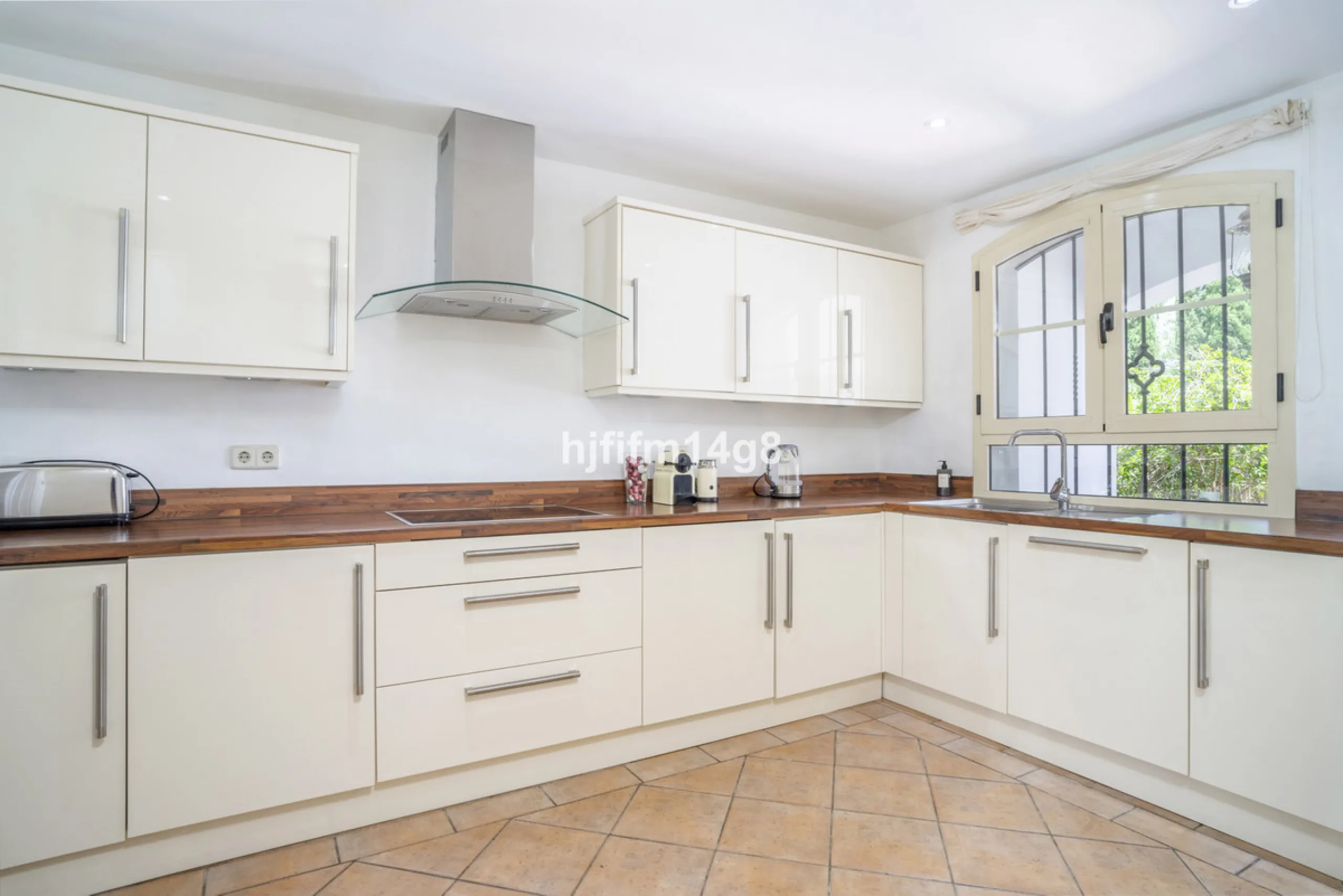 House - Townhouse в продаже в Marbella, Málaga. В доме 3 спален и 4 ванных комнат. Площадь дома 385 м². Площадь участка 178 м²