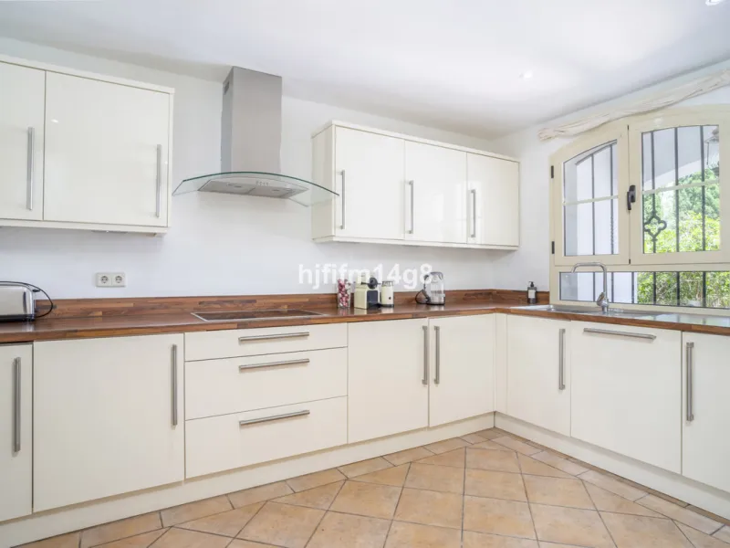 House - Townhouse в продаже в Marbella, Málaga. В доме 3 спален и 4 ванных комнат. Площадь дома 385 м². Площадь участка 178 м²