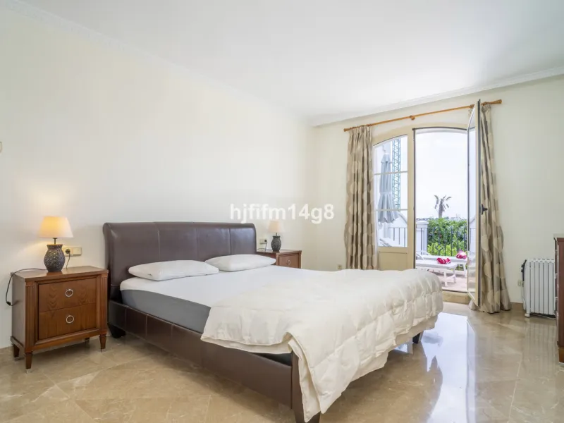 House - Townhouse в продаже в Marbella, Málaga. В доме 3 спален и 4 ванных комнат. Площадь дома 385 м². Площадь участка 178 м²