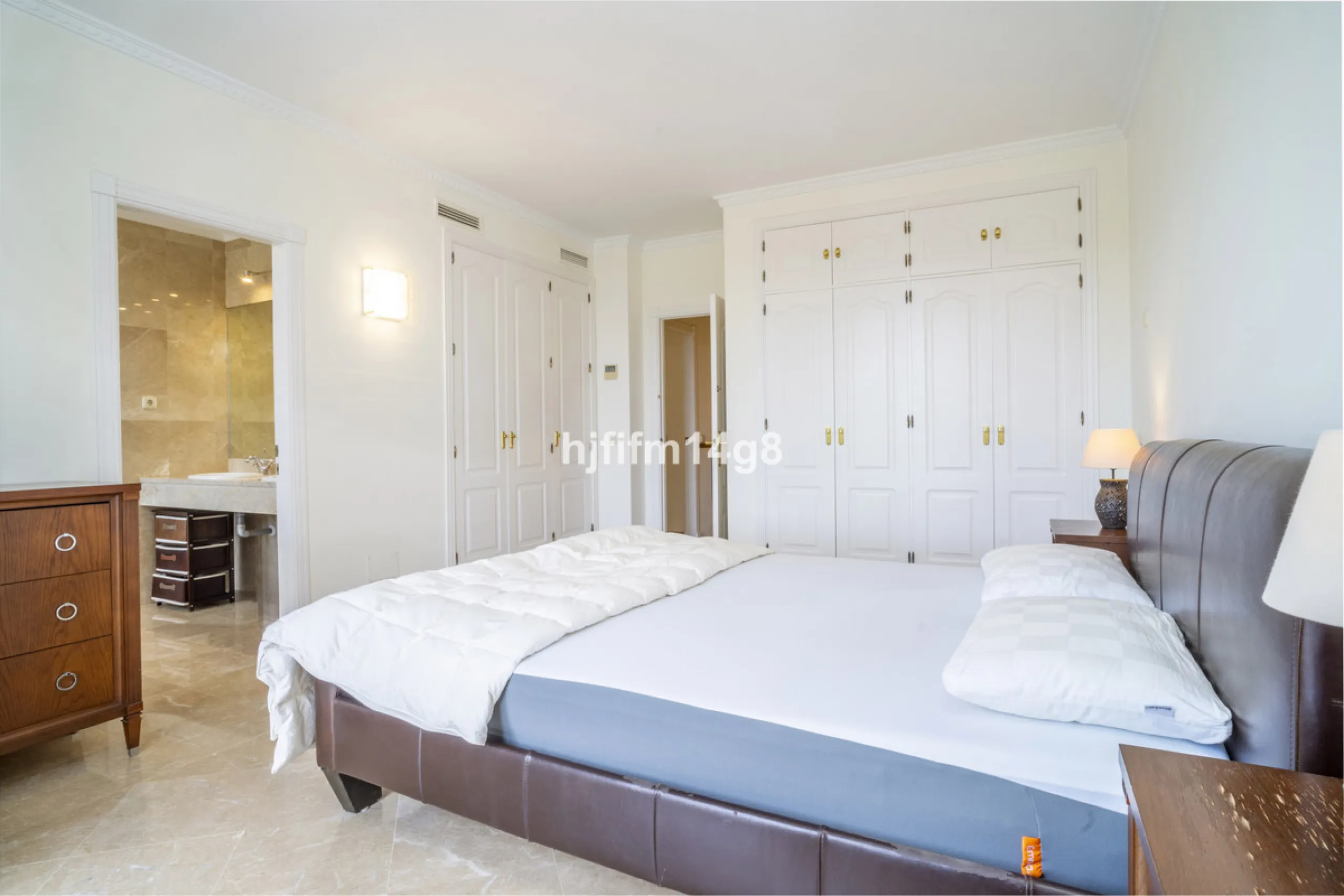 House - Townhouse в продаже в Marbella, Málaga. В доме 3 спален и 4 ванных комнат. Площадь дома 385 м². Площадь участка 178 м²