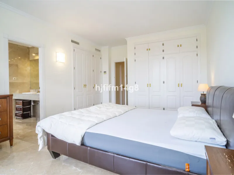 House - Townhouse в продаже в Marbella, Málaga. В доме 3 спален и 4 ванных комнат. Площадь дома 385 м². Площадь участка 178 м²