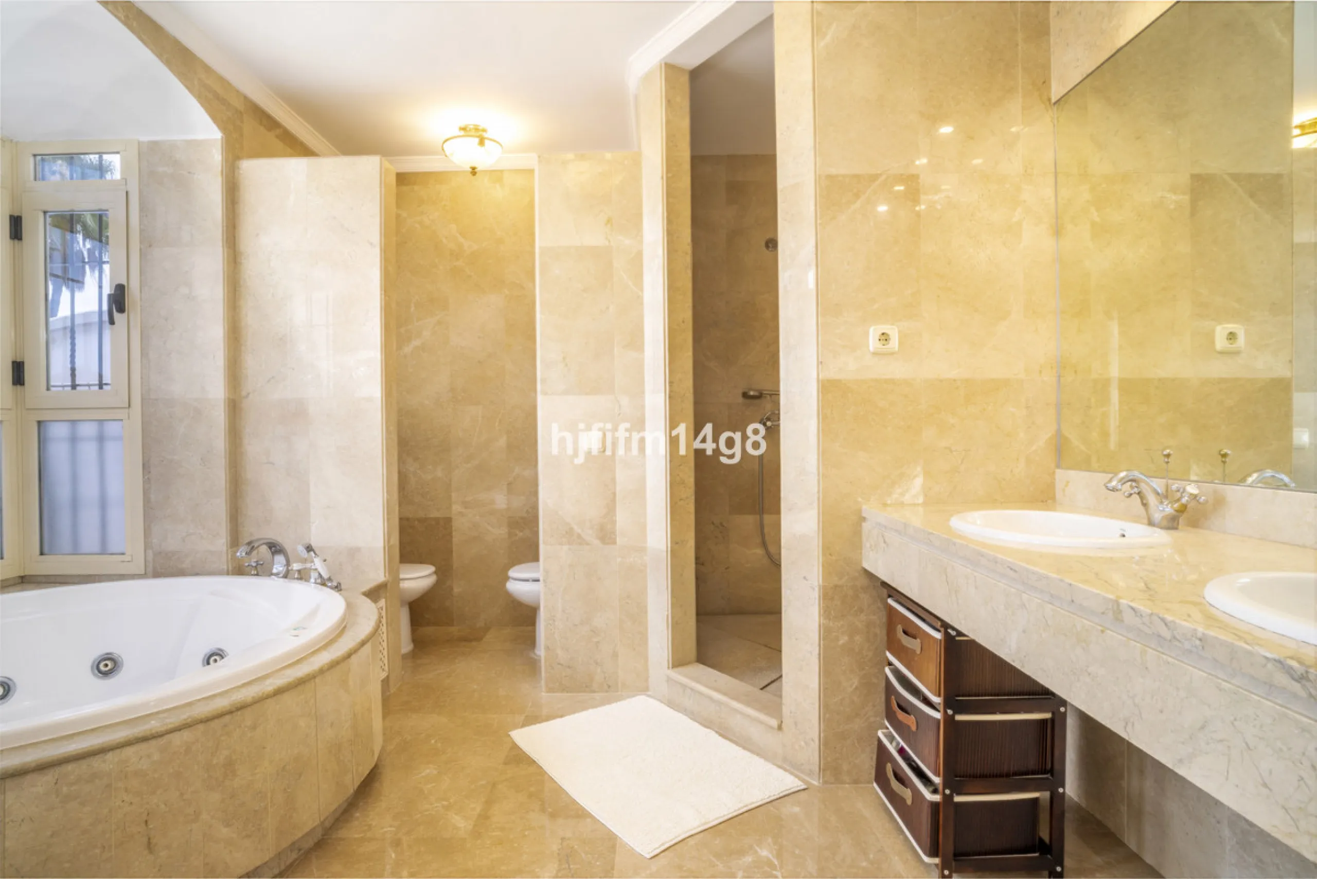 House - Townhouse в продаже в Marbella, Málaga. В доме 3 спален и 4 ванных комнат. Площадь дома 385 м². Площадь участка 178 м²